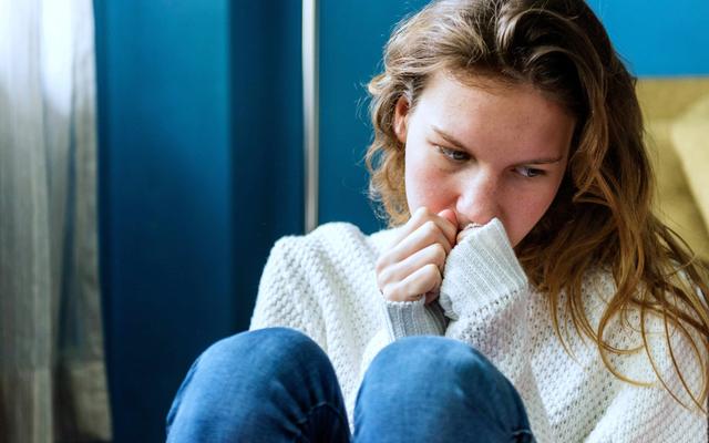 person-sitzt-bekümmert-am-boden