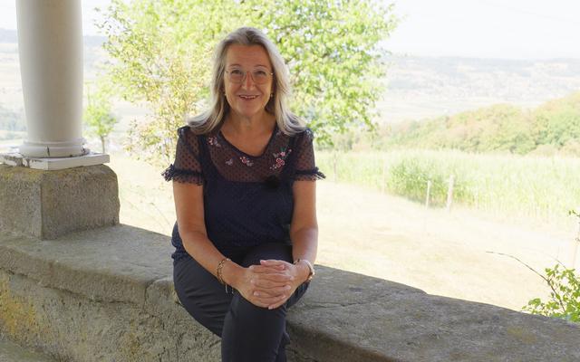 Sabine auf Mauer