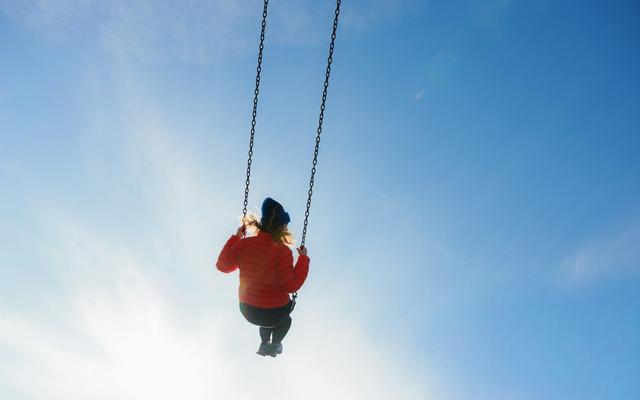 Person schwingt durch die Luft