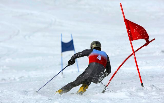 skifahrer-im-wettbewerb