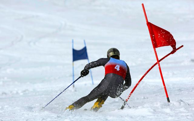 skifahrer-im-wettbewerb