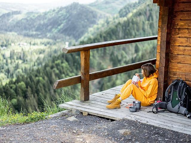 Frau vor Berghütte