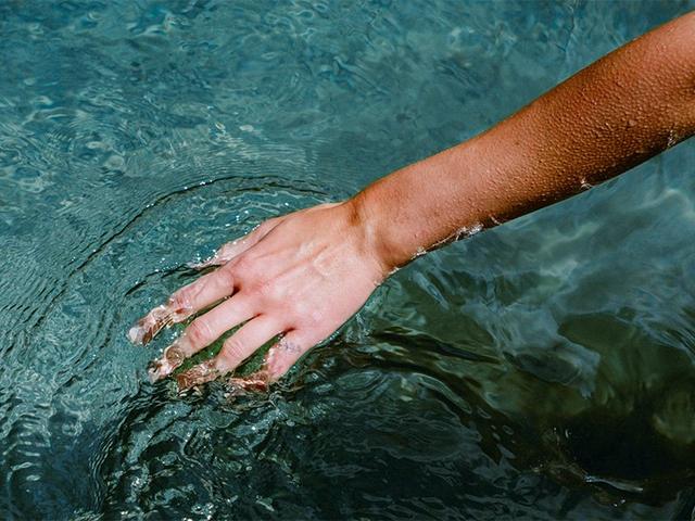 Hand im Wasser