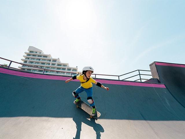 Mädchen auf Skateboard