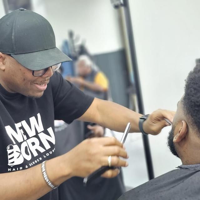 Derrel Claver Pinedo in seinem Barber-Shop