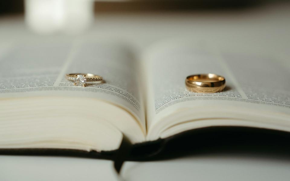 Eheringe auf Bibel