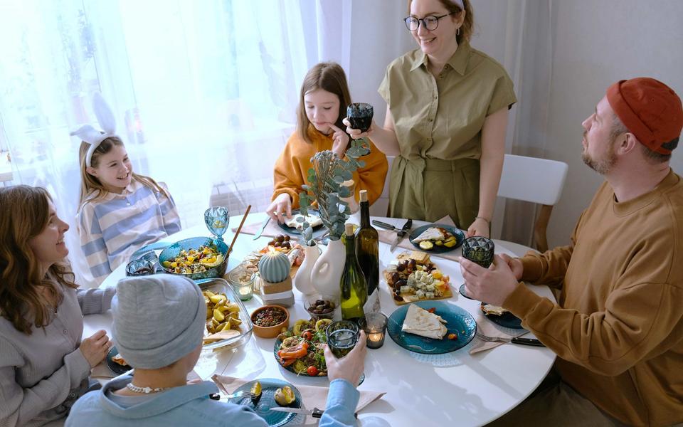 familie-am-tisch