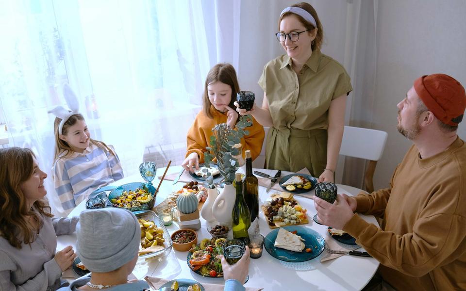 familie-am-tisch