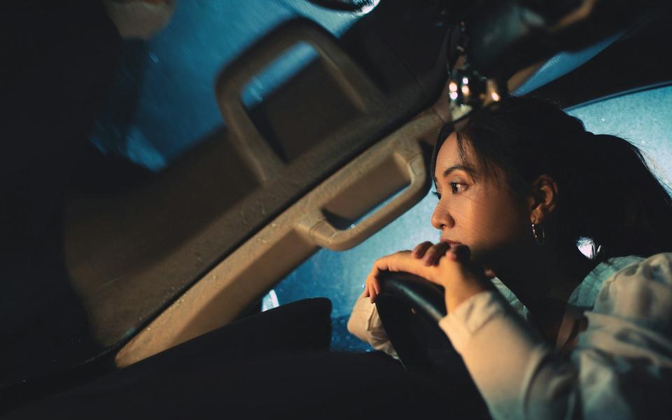 Frau im Auto