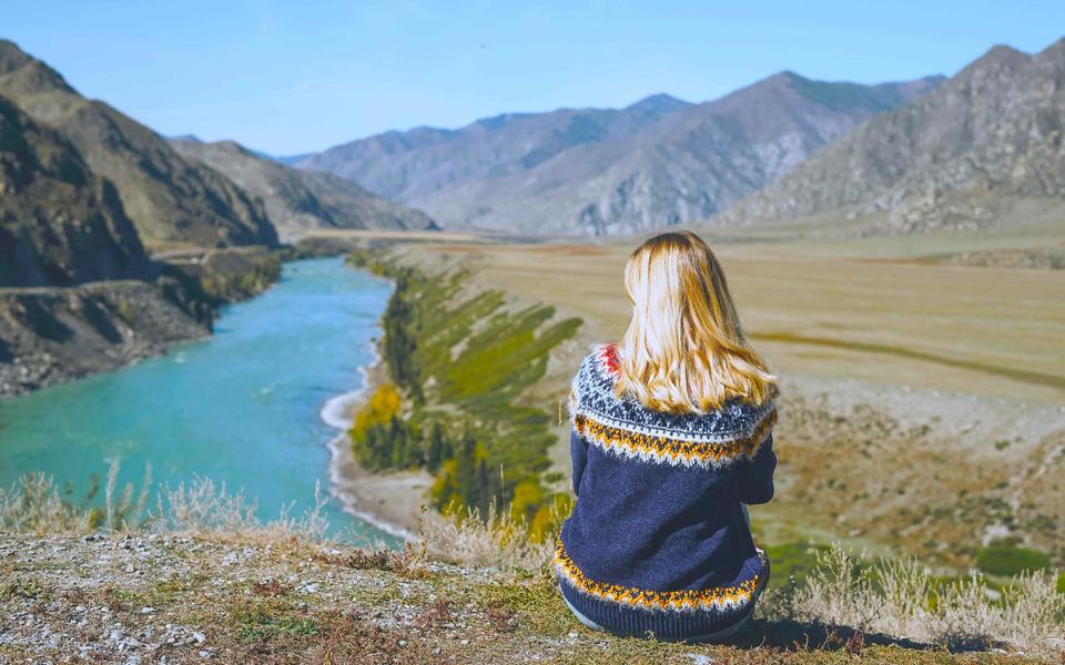 junge-blonde-frau-im-nordischen-pullover