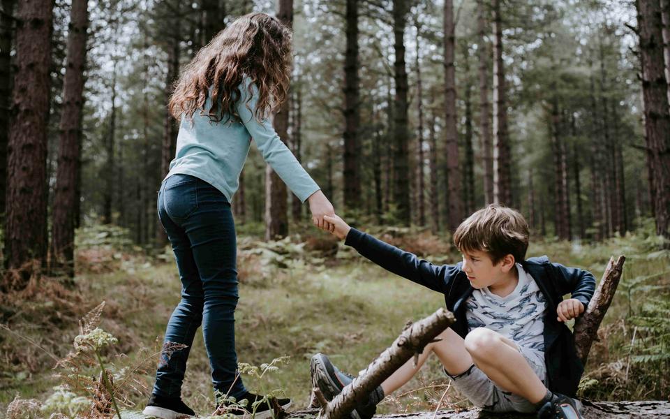kinder-helfen-einander