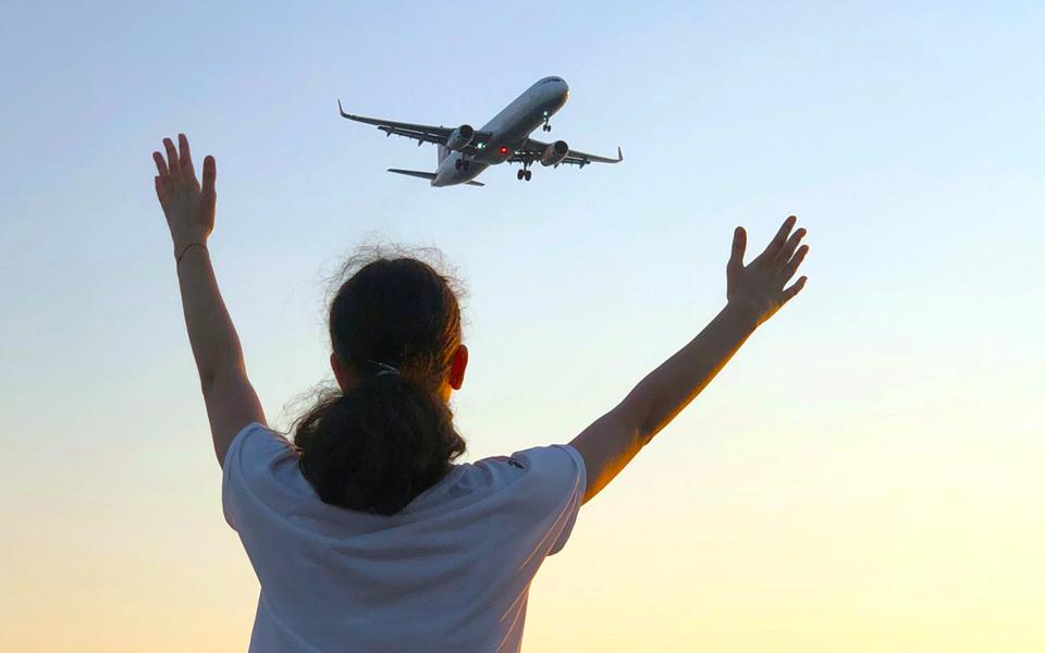 maedchen-schaut-auf-flugzeug