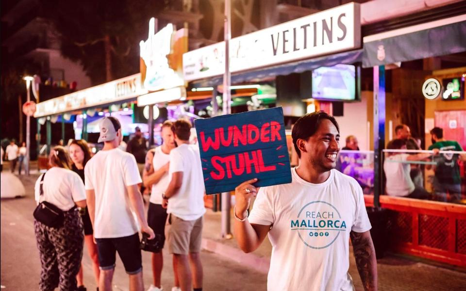 Mann mit Schild am Ballermann