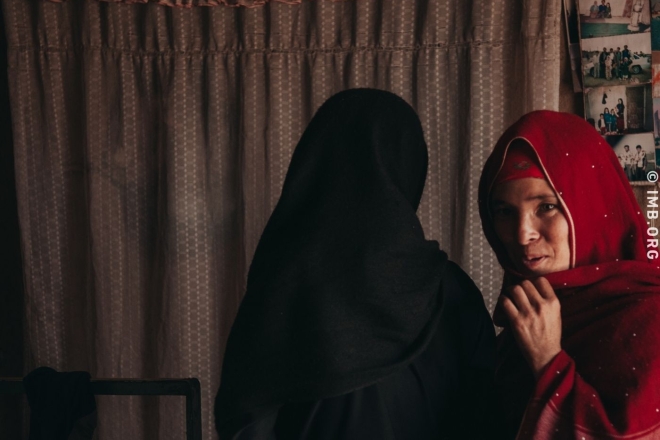 Trotz der Gefahr spricht Aisha mit anderen Frauen von Gott (Symbolbild)