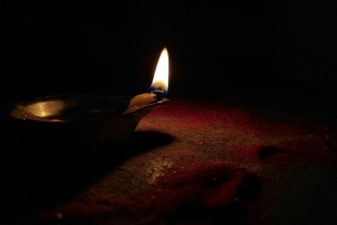 Eine Lampe sollte ein Zimmer erleuchten und nicht versteckt werden