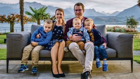 Chantal und Beat Bührer mit Familie, wohnen in Sigriswil