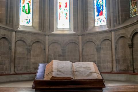 Eine offene Bibel auf einem Rednerpult