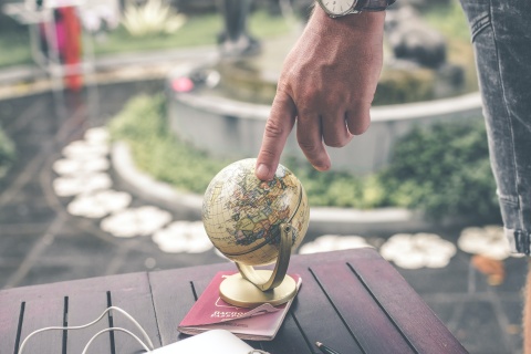 Hand auf Globus