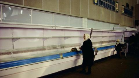 Leere Regale in einem Supermarkt in Stepanakert