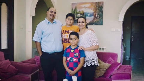 Elias mit seiner Familie