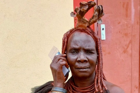 Angehörige der Ovahimba mit Audiobibel