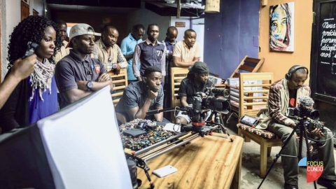  Pappy gibt eine Weiterbildung für junge Menschen im Kongo im Bereich Film und Fotografie.