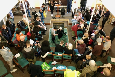 Taufen in der Angel Church