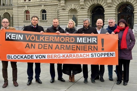Protest in Bern: Nationalräte Stefan Müller-Altermatt (Die Mitte), Marc Jost (EVP), Andreas Gafner (EDU), Lilian Studer (EVP), Nik Gugger (EVP), Nicolas Walder (Grüne), Denis de la Reussille (Grüne) und Christine Badertscher (Grüne)