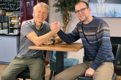 Der Übergabe-Handschlag von Beat Baumann und Florian Wüthrich