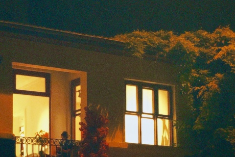Leuchtendes Fenster in der Nacht