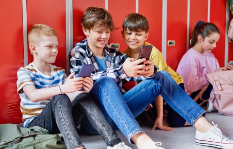 Schulkinder am Handy
