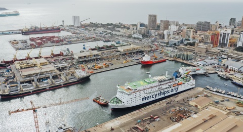 Die Global Mercy läuft in Dakar ein