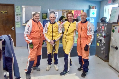 Pastor Roy Jernigan (zweiter von links) mit der Fallschirm-Crew