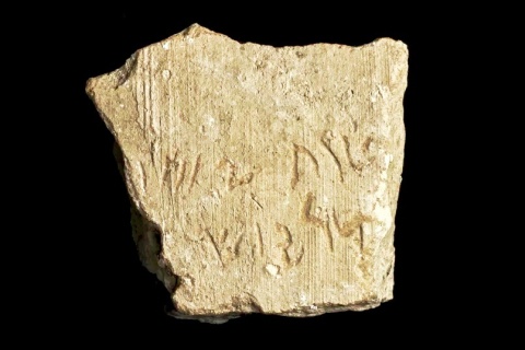 2'500 Jahre alte Tonscherbe, dessen Inschrift vom vergangenen Jahr stammt