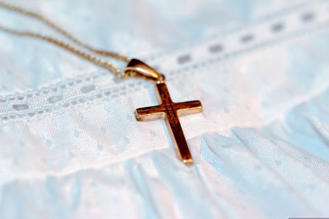 Halskette mit Kreuz-Anhänger