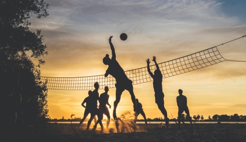 Jugendliche spielen Volleyball