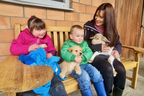 Tamara Lange mit ihren beiden Kindern