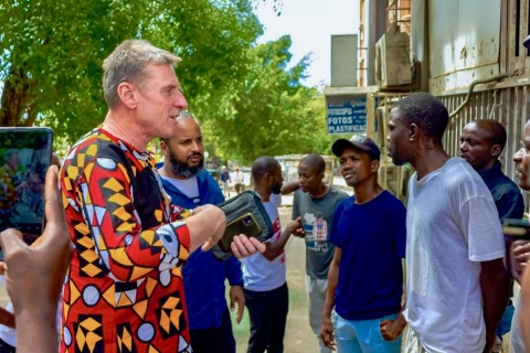 Werner Nachtigal (links) in Angola