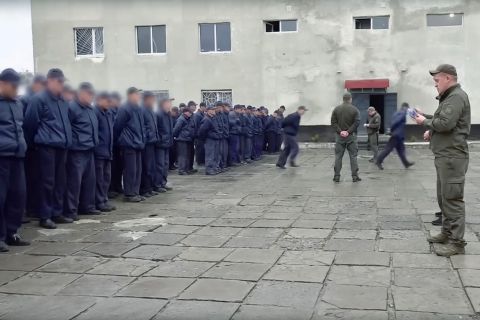 Ein ukrainisches Internierungslager voller russischer Kriegsgefangener