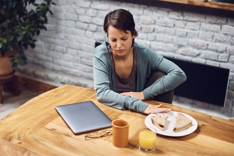 Junge Frau verweigert Essen