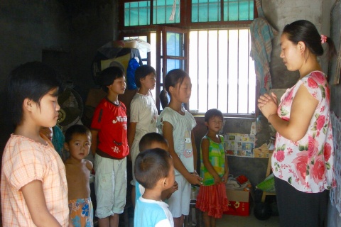 Die chinesische Regierung will vermeiden, dass Kinder in Kontakt mit Religion kommen.