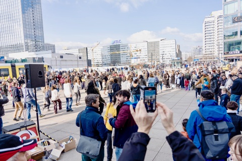Beim Programm am Ostersamstag auf dem Alexanderplatz hörten viele Menschen von Jesus