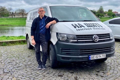 Valentin Nikonenko mit dem Leichenwagen
