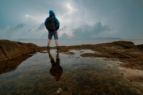 Ein Mann im Gewitter
