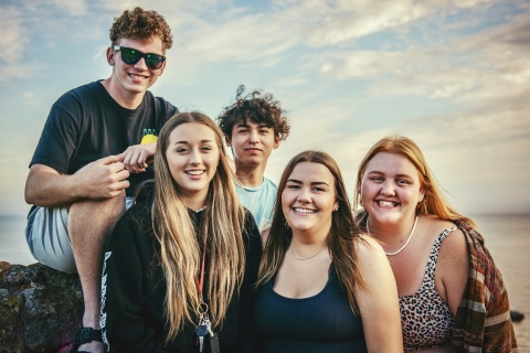 Eine Gruppe Jugendlicher (Gen Z)