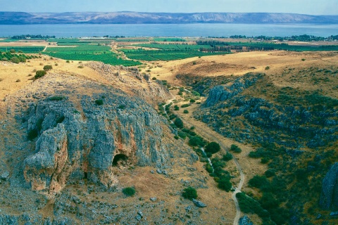 Blick auf das Nachal Amud-Tal, im Hintergrund der See Genezareth