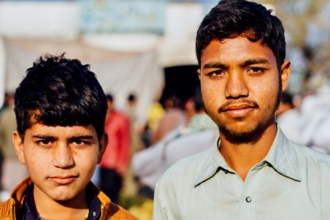 Zwei Jugendliche aus Pakistan
