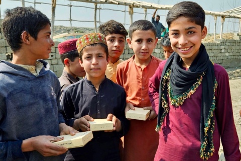 Kinder in Pakistan mit den MP3-Geräten