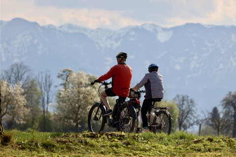 Ein Ehepaar, unterwegs mit dem E-Bike