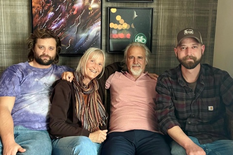 Els und Jeff Woodke (Mitte) mit ihren Söhnen Bob und Matt